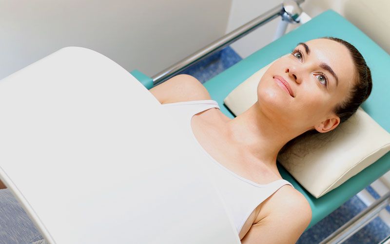 Patientin während der pulsierenden Magnetfeldtherapie